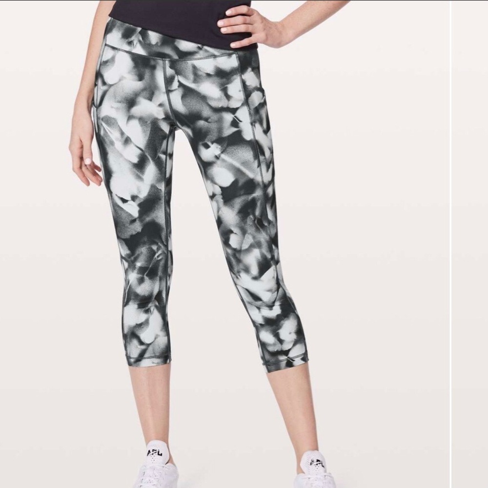 Lululemon Speed Up Crop 21"
Blush Blossom Alpine White Black Size 6